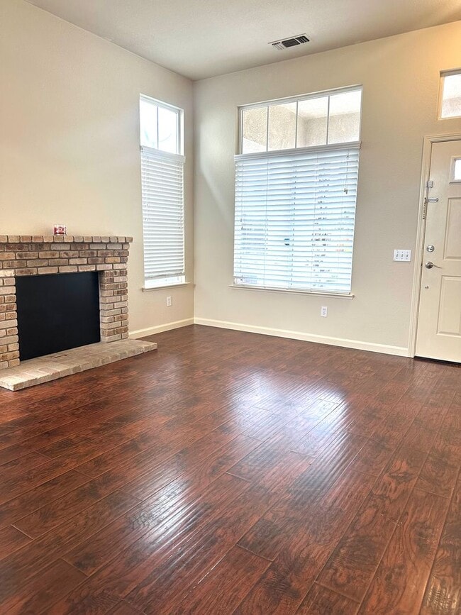 Building Photo - Beautiful charming single story home