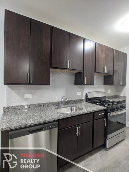 Building Photo - 630 W Cornelia Ave