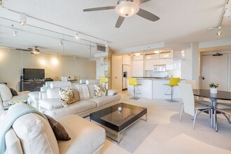 Building Photo - Furnished 1 Bed 1 Bath 1 Parking at Honolulu Park Place