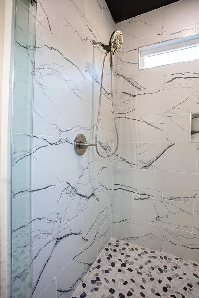 Building Photo - 823 Meridian Rd