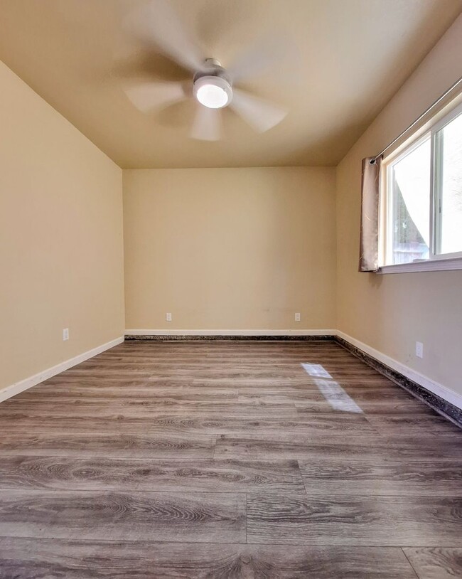 Building Photo - 682 S Genevieve Ln