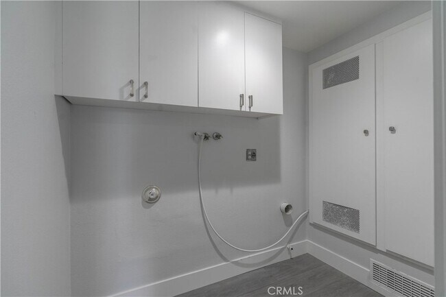 Building Photo - 633 Vista Bonita