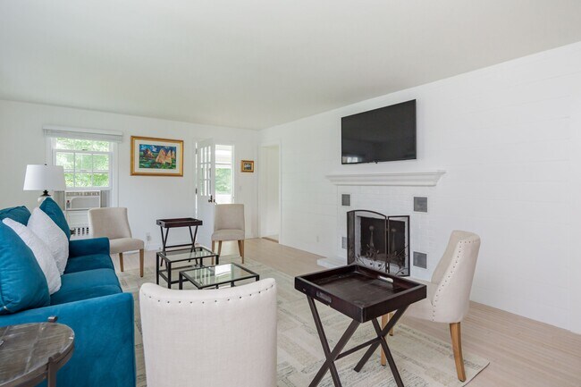 Building Photo - 11 Meadowlark Ln