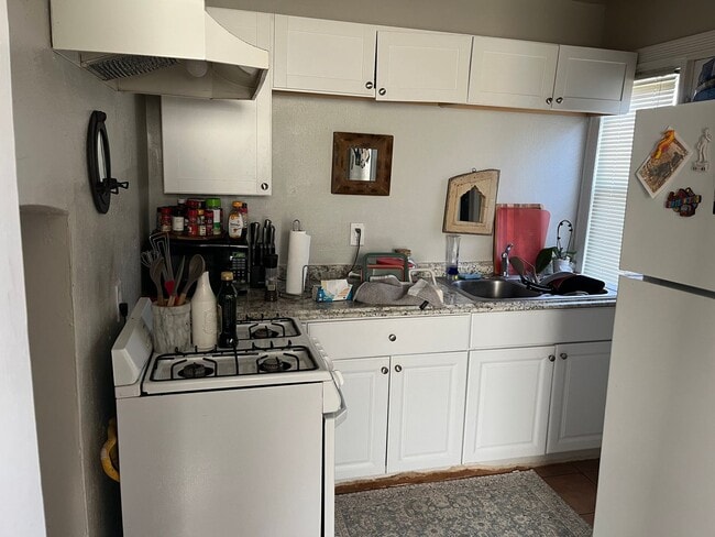 Building Photo - 2-bedroom 1 bath cottage