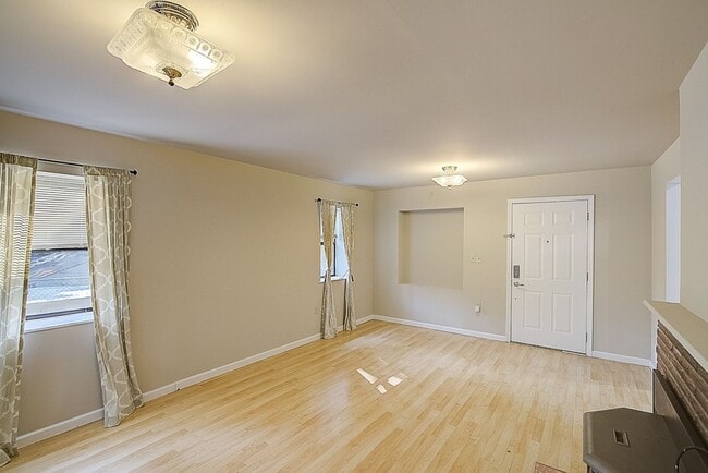 Building Photo - 4 bed/ 2 bath house on 145th St!