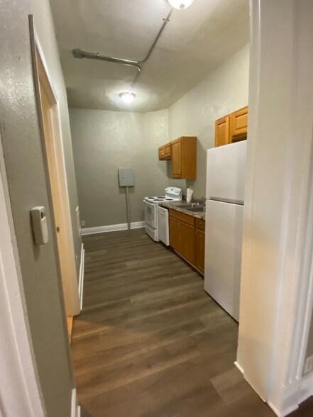 Building Photo - 901 W 6th St