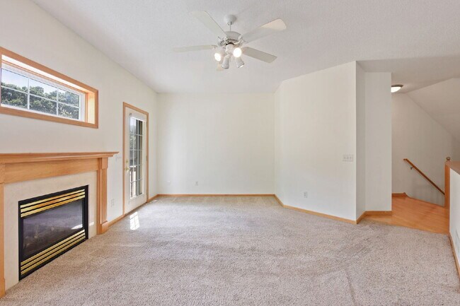Building Photo - Charming 2-Bed Townhouse in Wayzata with Hardwood Elegance & Cozy Fireplace!