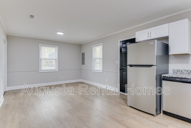 Building Photo - 3416 Kensington Dr N