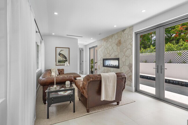 Building Photo - 2330 Lake Ave