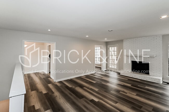 Building Photo - 1041 Alicia Dr