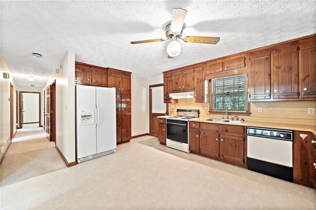 Building Photo - 106 Robinhood Dr