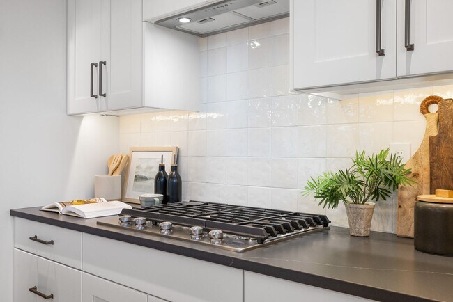 Building Photo - Brand New Luxury Duplex-Top of the line finishes & walking distance to The Village.