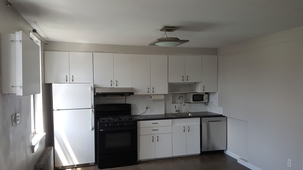 Primary Photo - 14 Skillman Ave