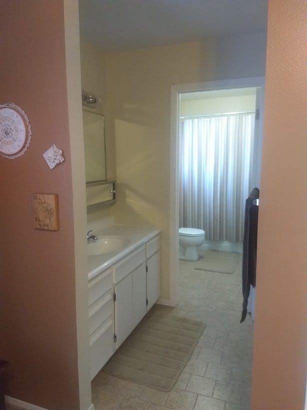 Building Photo - 4824 Lakeview Cir