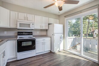 Building Photo - Newly Remodeled 2bed 1 bath apartment in Urbandale! - Ask about our security deposit alternative!
