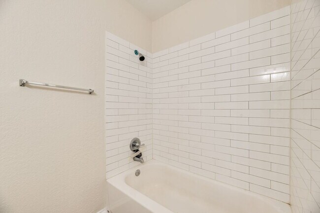 Building Photo - Completely Remodeled Triplex Unit 2 bed 1.5 just minutes from downtown Grapevine!