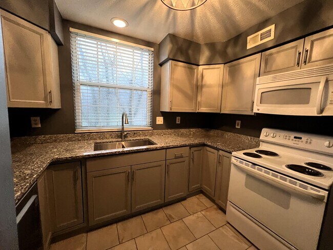 Building Photo - 7115 Sweetwater Dr