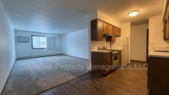 Building Photo - 3024-9 1/2 9 1/2 St N