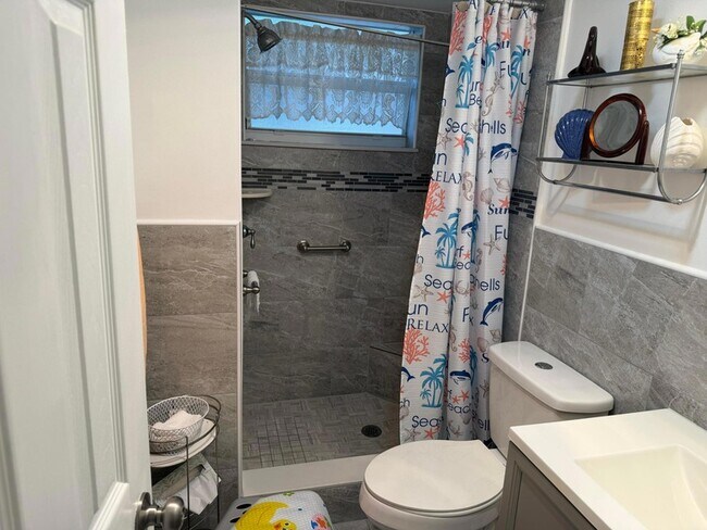 Building Photo - 701 Lori Dr