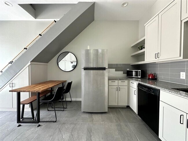 Building Photo - 914 E 39th St