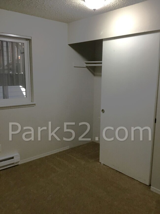 Building Photo - 1/2 Off 1st Full Month's Rent! 2 Bedroom 1 Bathroom 2nd Floor Apartment in Tacoma