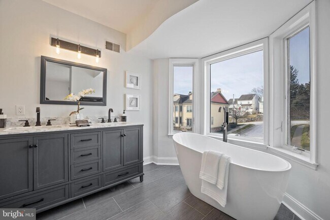 Building Photo - Luxury Townhome Living in West Conshohocken | $3,500/Month