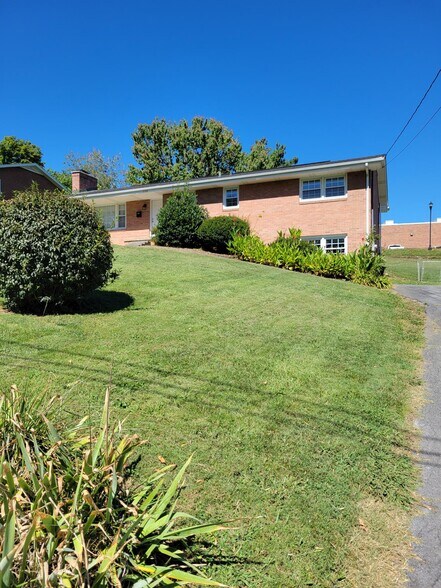 front and drive - 508 Longview Dr