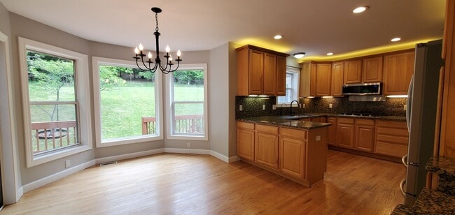Building Photo - Spacious 5 Bedroom Executive Level Home