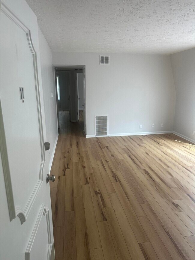 Building Photo - 904 Plaza Dr