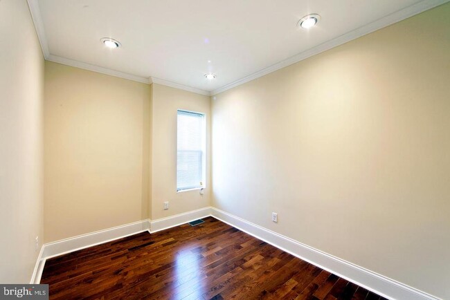 Building Photo - 335 W Girard Ave