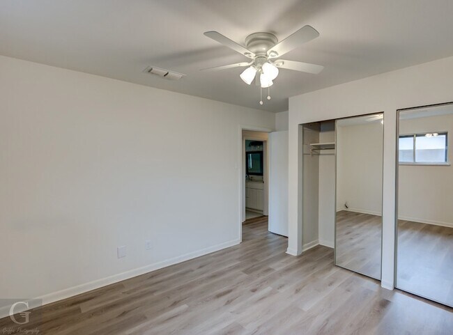 Building Photo - 9478 Poinsettia Dr