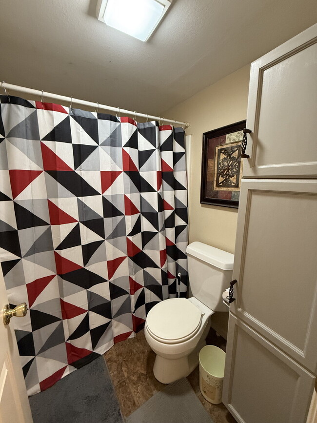 Building Photo - Penthouse Fully Furnished - Lakeview 2 Bedroom Condo