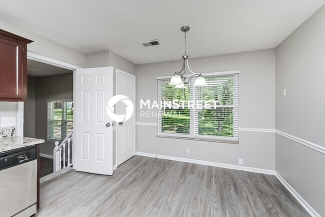 Building Photo - 4 Bedroom Pet-Friendly Home in Nashville, TN with Main Street Renewal
