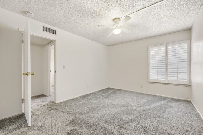 Building Photo - Cozy 2-Bedroom Apartment with Community Amenities