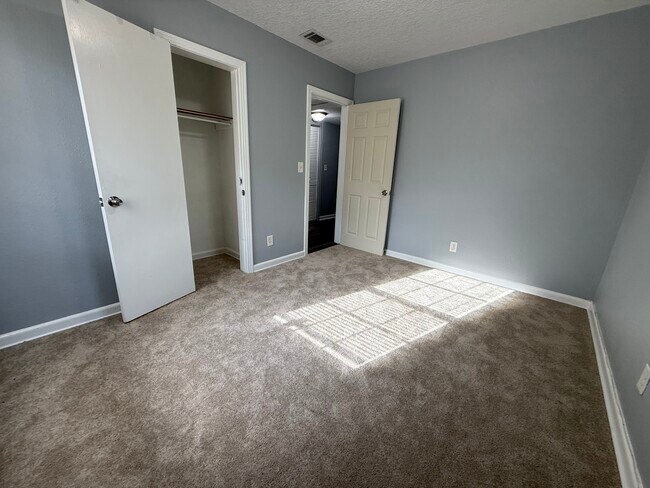 Building Photo - 2739 King Cole Dr
