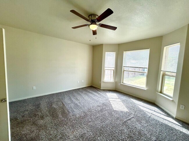Building Photo - *MOVE IN SPECIAL* Comfort & Convenience – 2-Story Home with Fenced Backyard!
