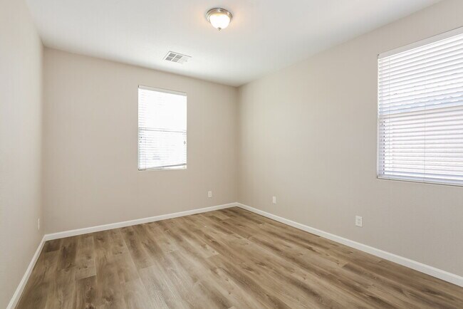 Building Photo - 3604 N Porch Swings Way