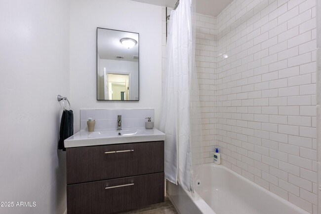 Building Photo - 4030 E Catalina Dr