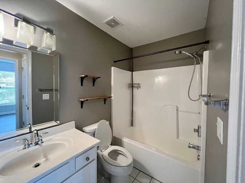 Building Photo - 116 Carriage Ct