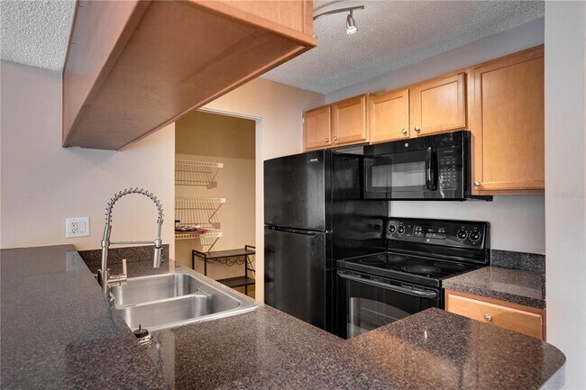 Building Photo - 806 Lake Haven Square
