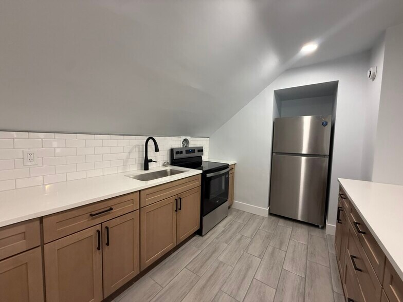 Building Photo - 1367 Burdette Ave