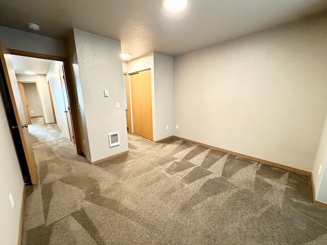 Building Photo - Updated Townhouse in Ellenbsurg