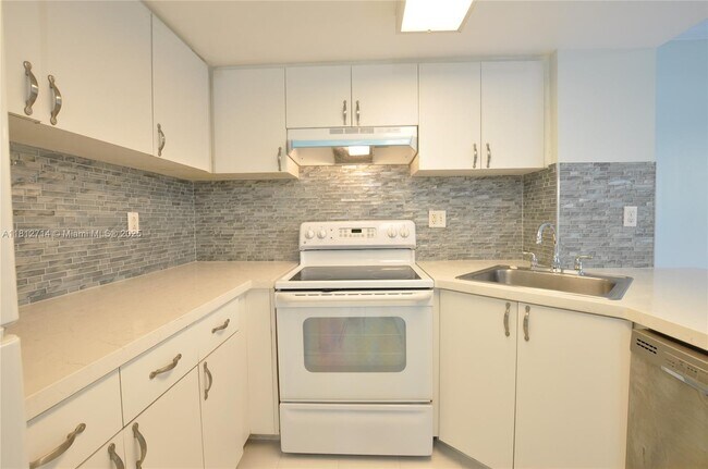 Building Photo - 7804 SW 102nd Ln