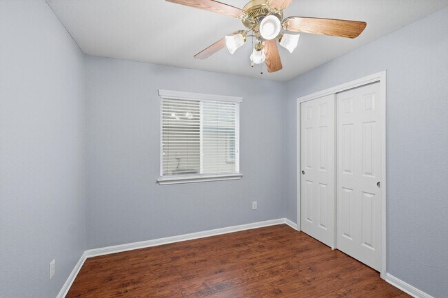 Building Photo - Freshly Painted Spacious 4 Bedroom!