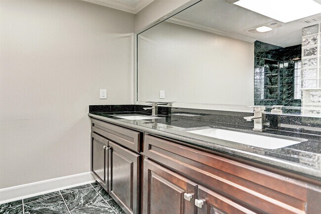 Building Photo - 4315 Woodvalley Dr