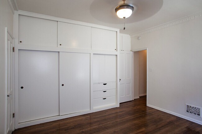 Building Photo - Charming Vintage 1 Bed / 1 Bath in the Heart of West Hollywood