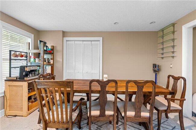 Building Photo - 38 Roxbury Ln