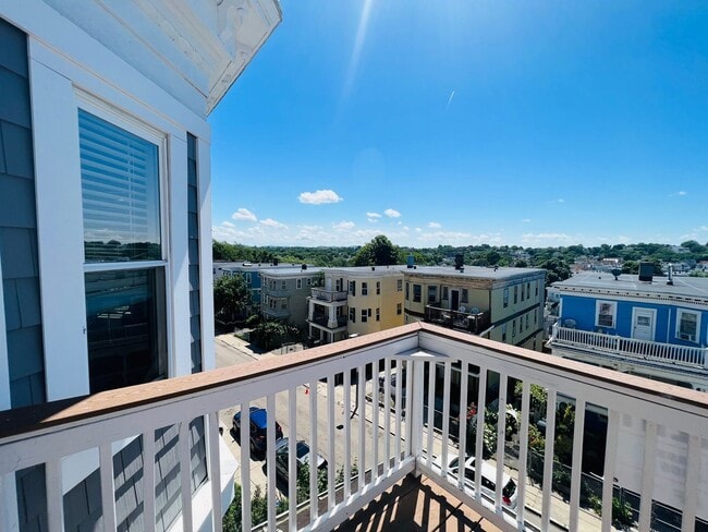 Building Photo - NEWLY RENOVATED PENTHOUSE UNIT