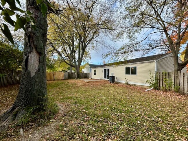 Building Photo - 3 BEDROOM 2 BATHROOM RANCH STYLE HOME IN PIKE!