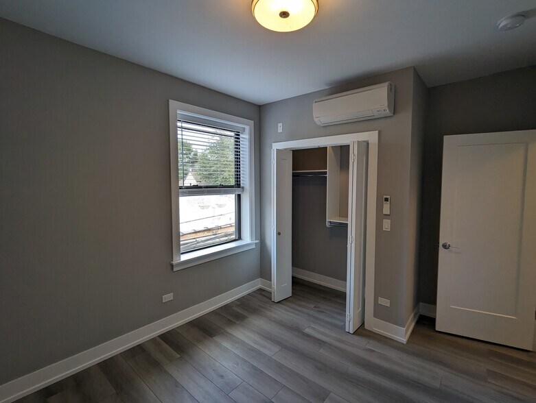 Building Photo - 3935 N Janssen Ave